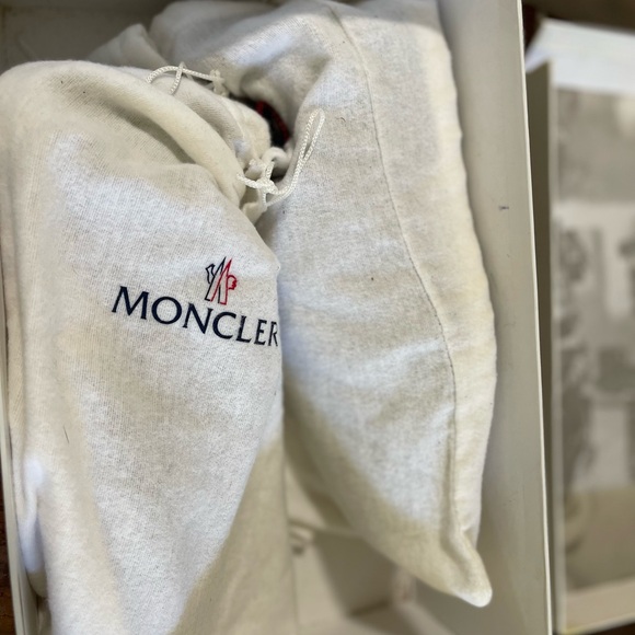 Hello I am selling a pair of black Moncler sneakers size 8 - Picture 2 of 6